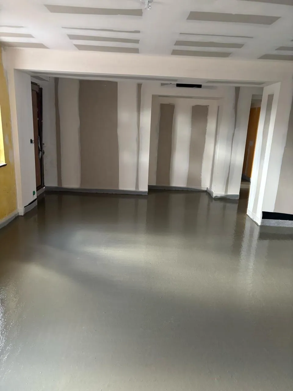 Chape liquide coulée sur plancher chauffant — rendu lisse et parfait