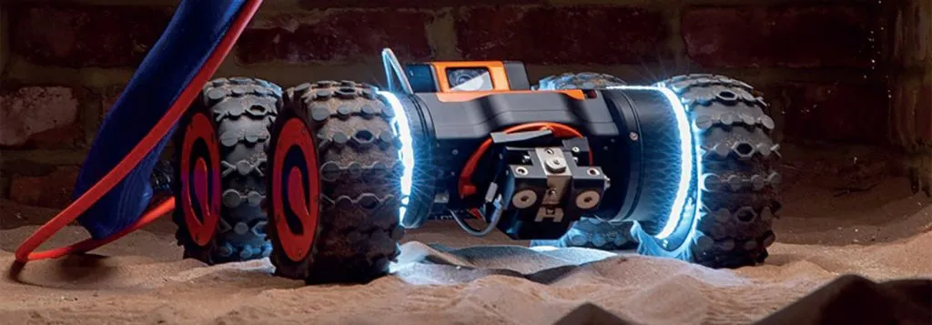 Technicien isolant un vide sanitaire — mousse polyuréthane